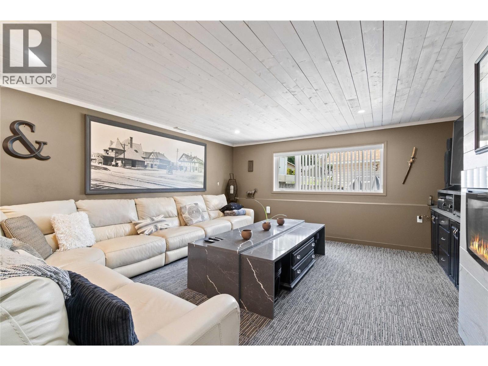 2449 Waverly Place, Blind Bay, BC - Indoor Photo Showing Living Room