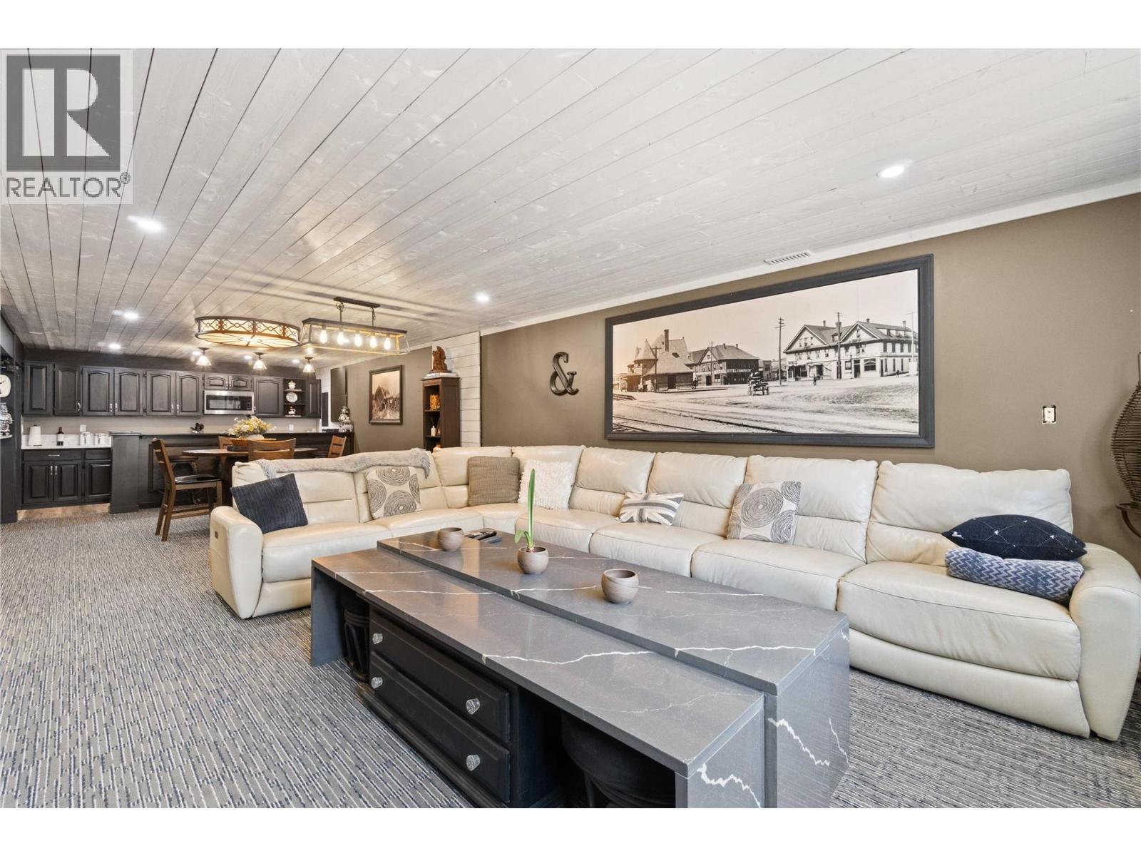 2449 Waverly Place, Blind Bay, BC - Indoor Photo Showing Living Room