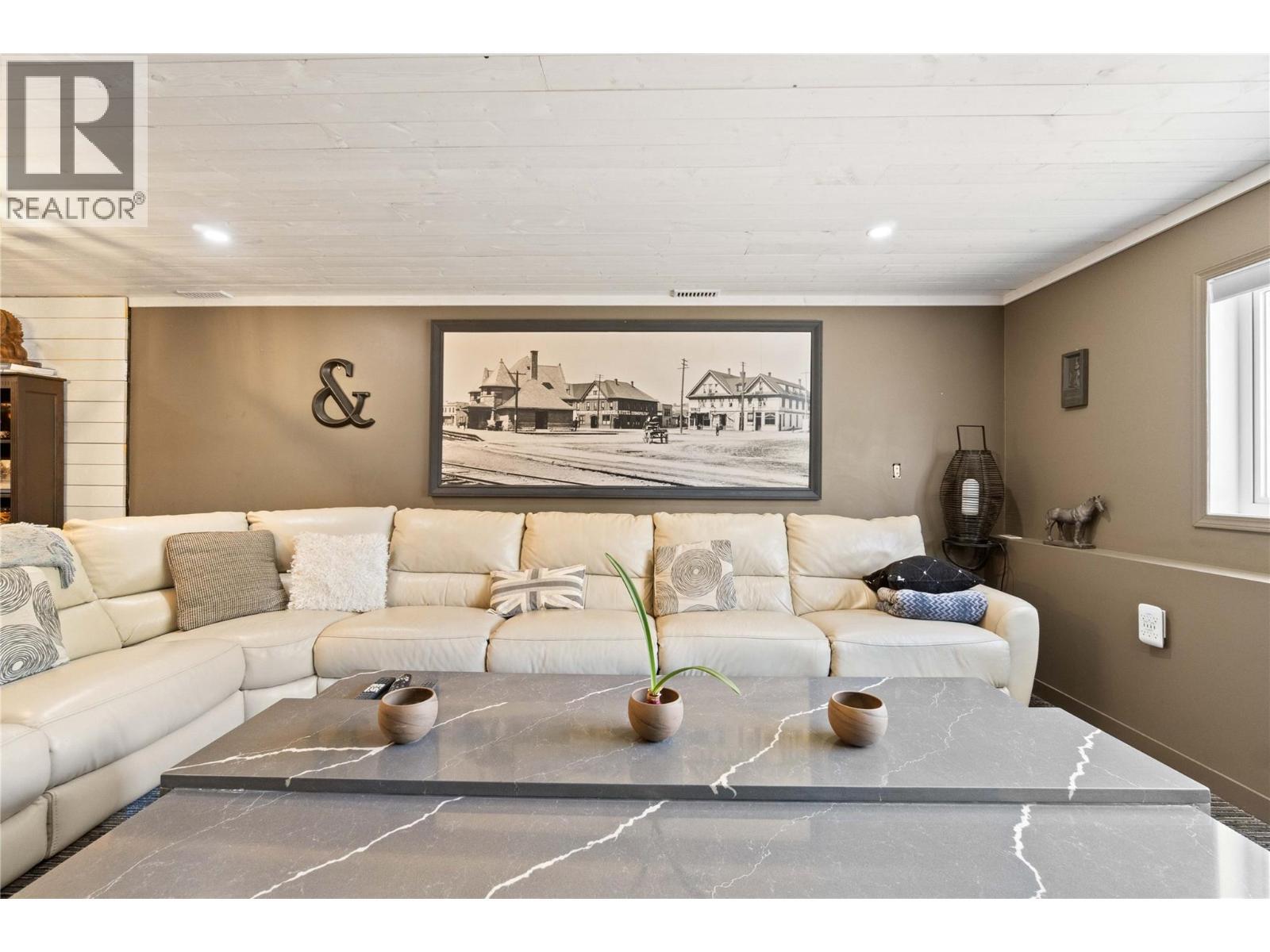 2449 Waverly Place, Blind Bay, BC - Indoor Photo Showing Living Room