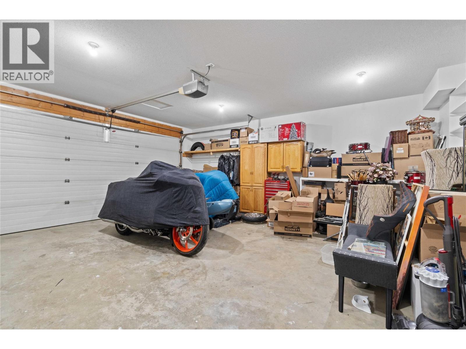 2449 Waverly Place, Blind Bay, BC - Indoor Photo Showing Garage