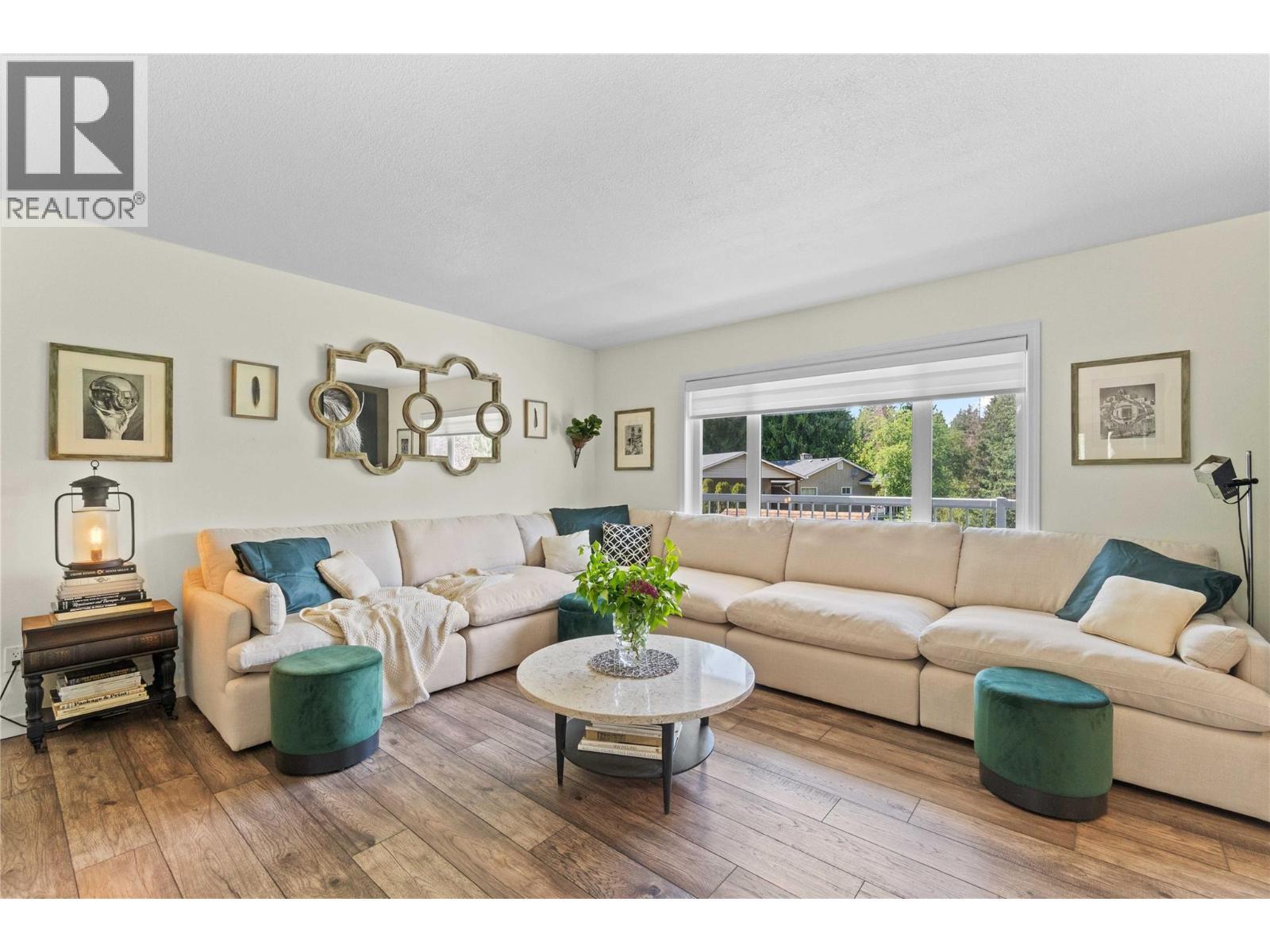 2449 Waverly Place, Blind Bay, BC - Indoor Photo Showing Living Room