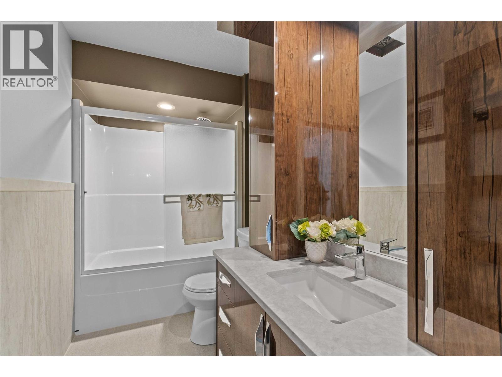 2449 Waverly Place, Blind Bay, BC - Indoor Photo Showing Bathroom