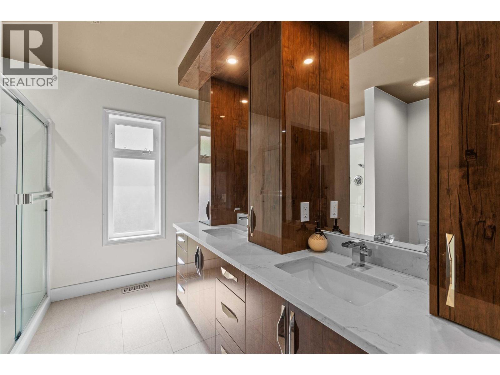 2449 Waverly Place, Blind Bay, BC - Indoor Photo Showing Bathroom