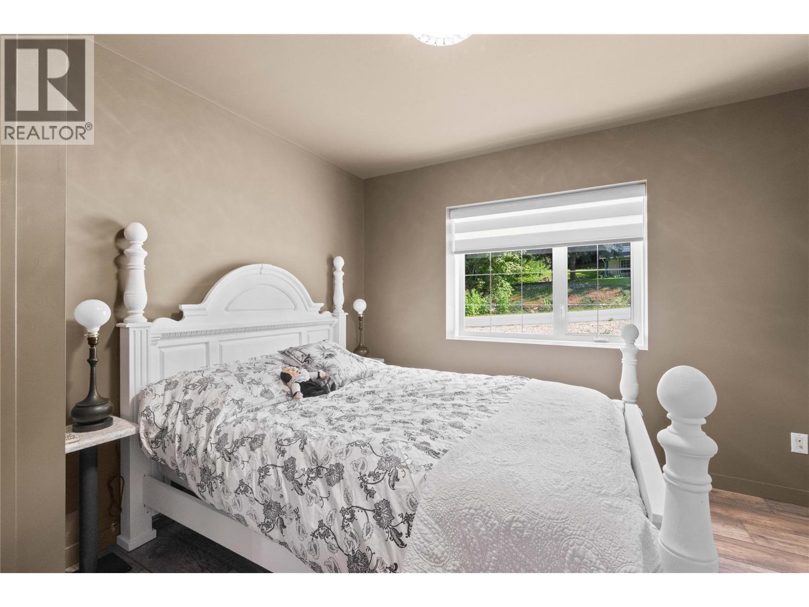 2449 Waverly Place, Blind Bay, BC - Indoor Photo Showing Bedroom