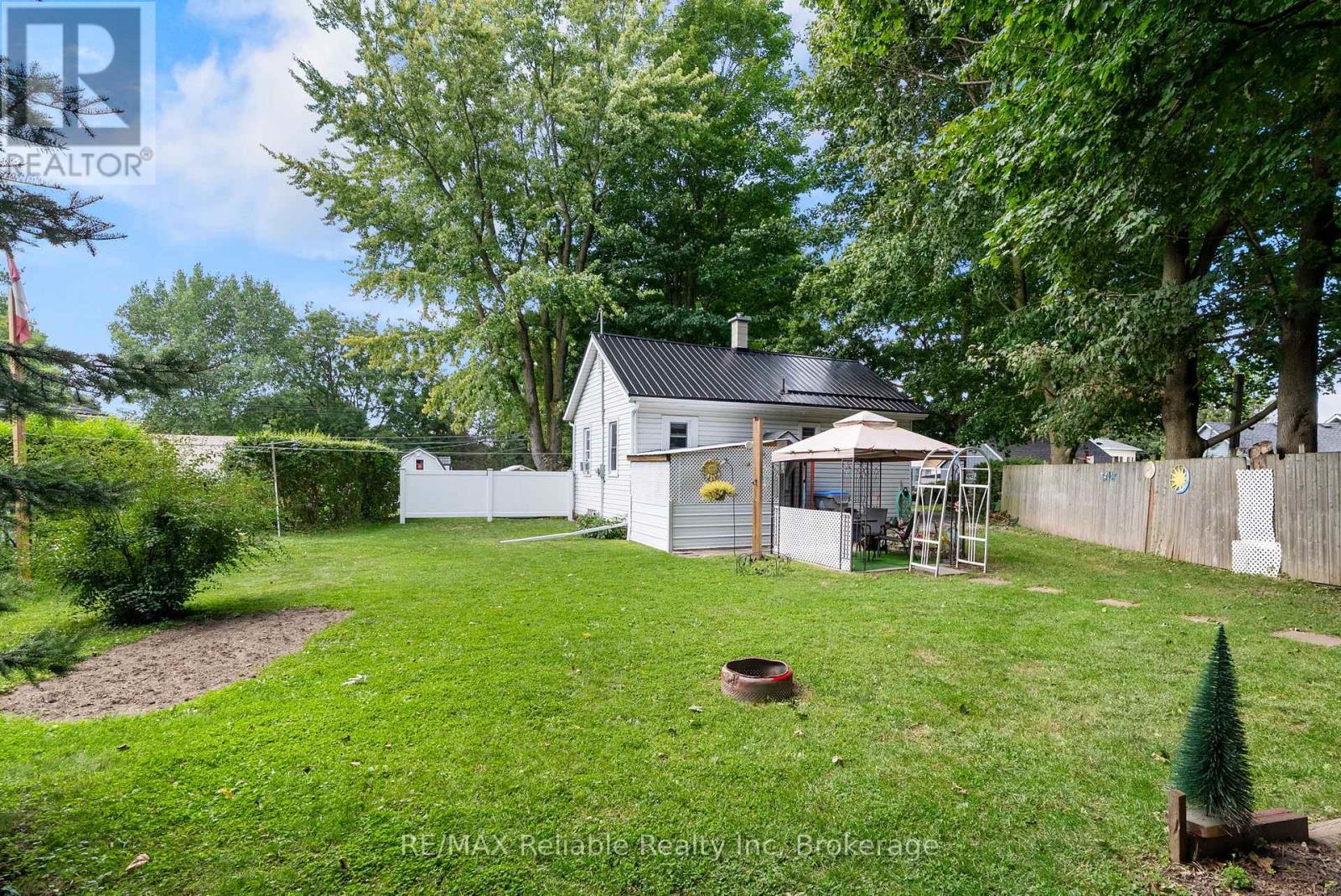 125 North Street S, Central Huron (Clinton), ON - Outdoor With Backyard
