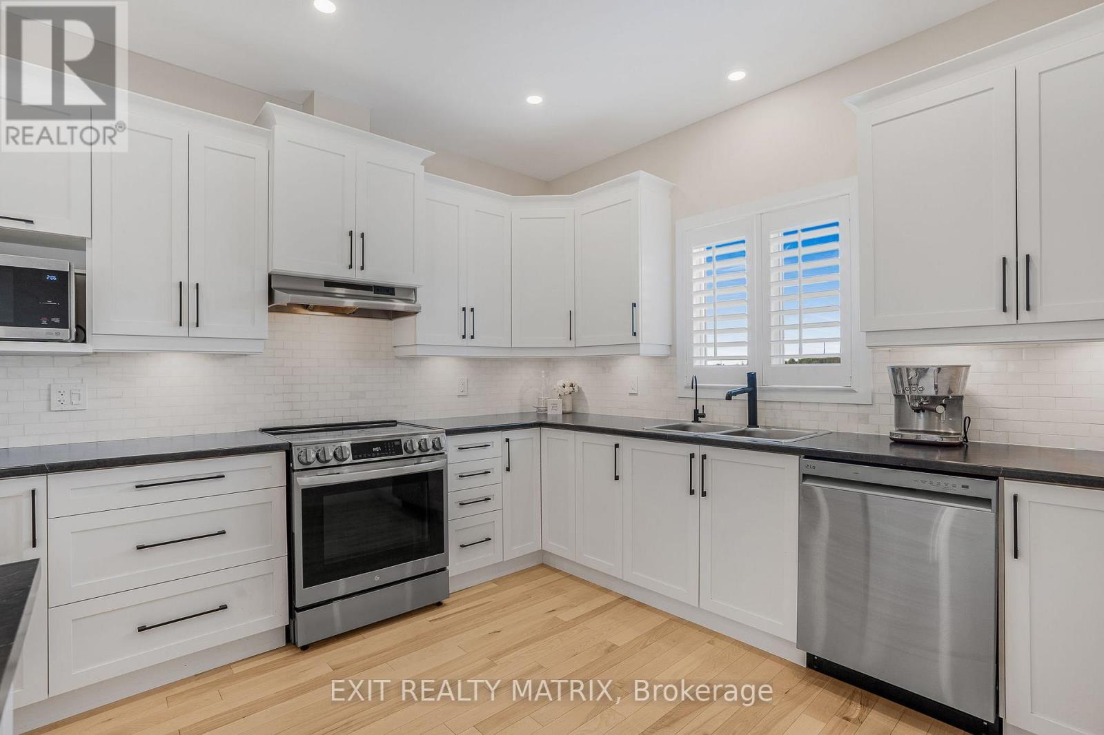 9 Sarah Street, Casselman, ON - Indoor Photo Showing Kitchen With Double Sink With Upgraded Kitchen