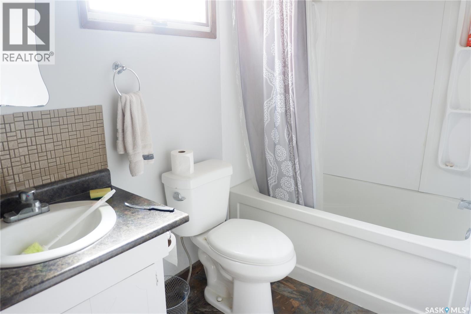 11 B Avenue, Willow Bunch, SK - Indoor Photo Showing Bathroom