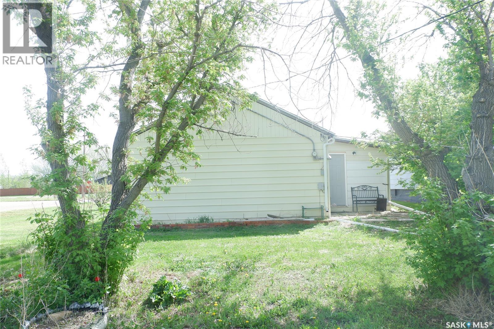 11 B Avenue, Willow Bunch, SK - Outdoor