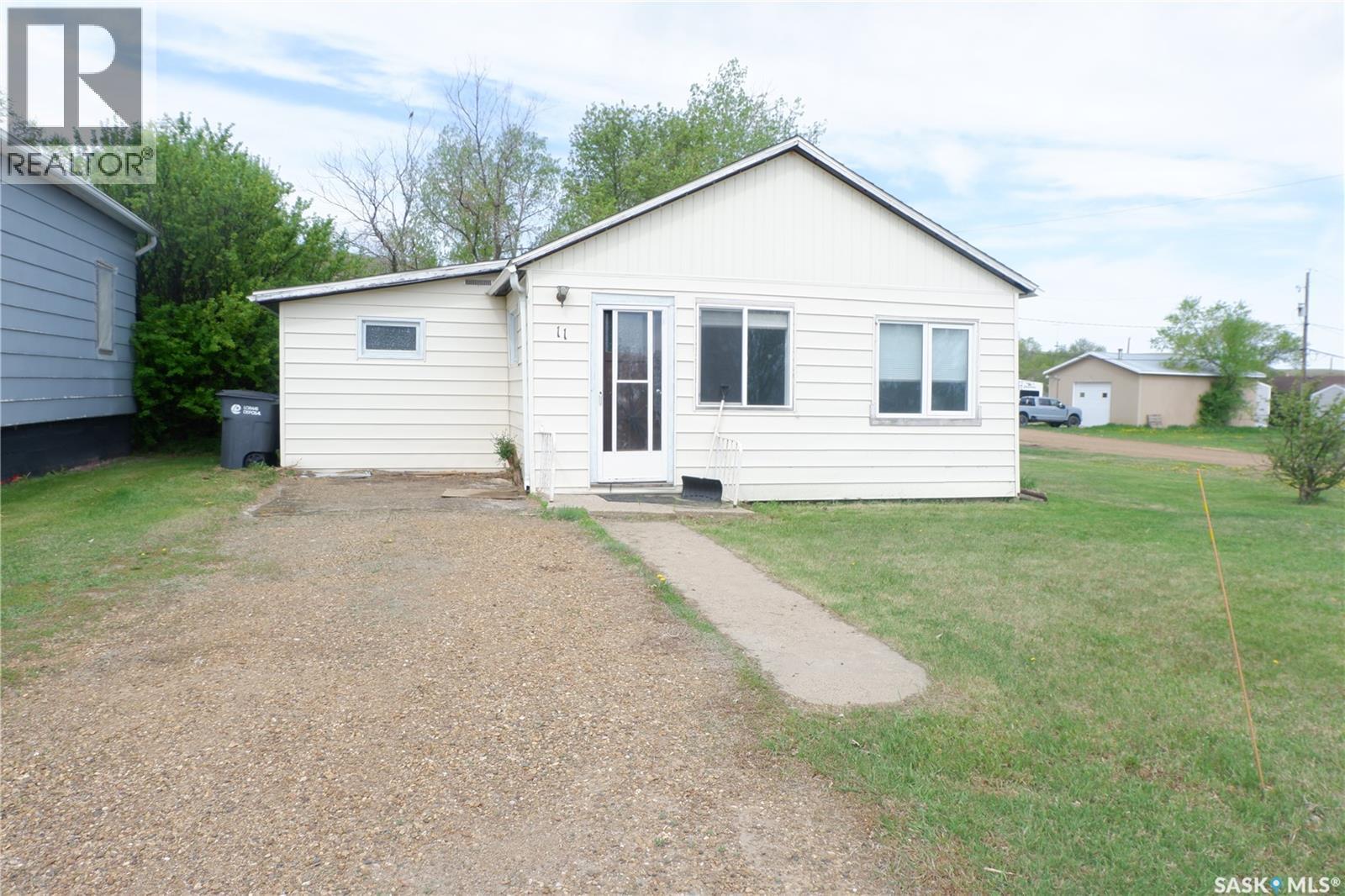 11 B Avenue, Willow Bunch, SK - Outdoor