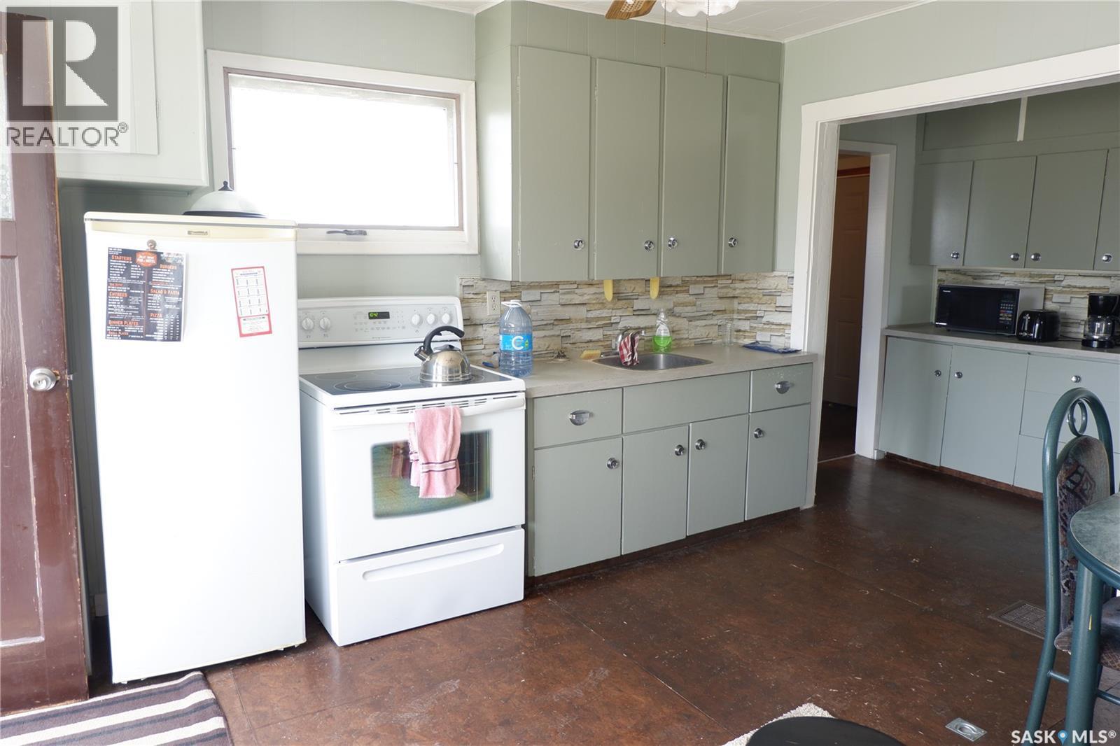 11 B Avenue, Willow Bunch, SK - Indoor Photo Showing Kitchen