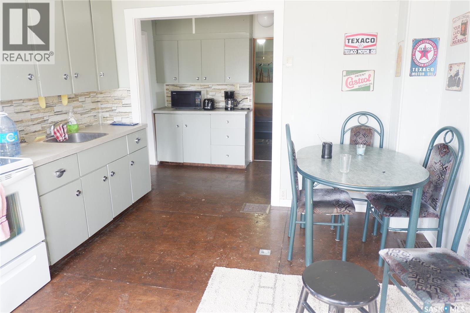 11 B Avenue, Willow Bunch, SK - Indoor