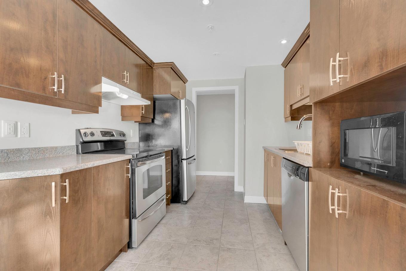 Cuisine - 901-3330 Boul. Le Carrefour, Laval (Chomedey), QC - Indoor Photo Showing Kitchen