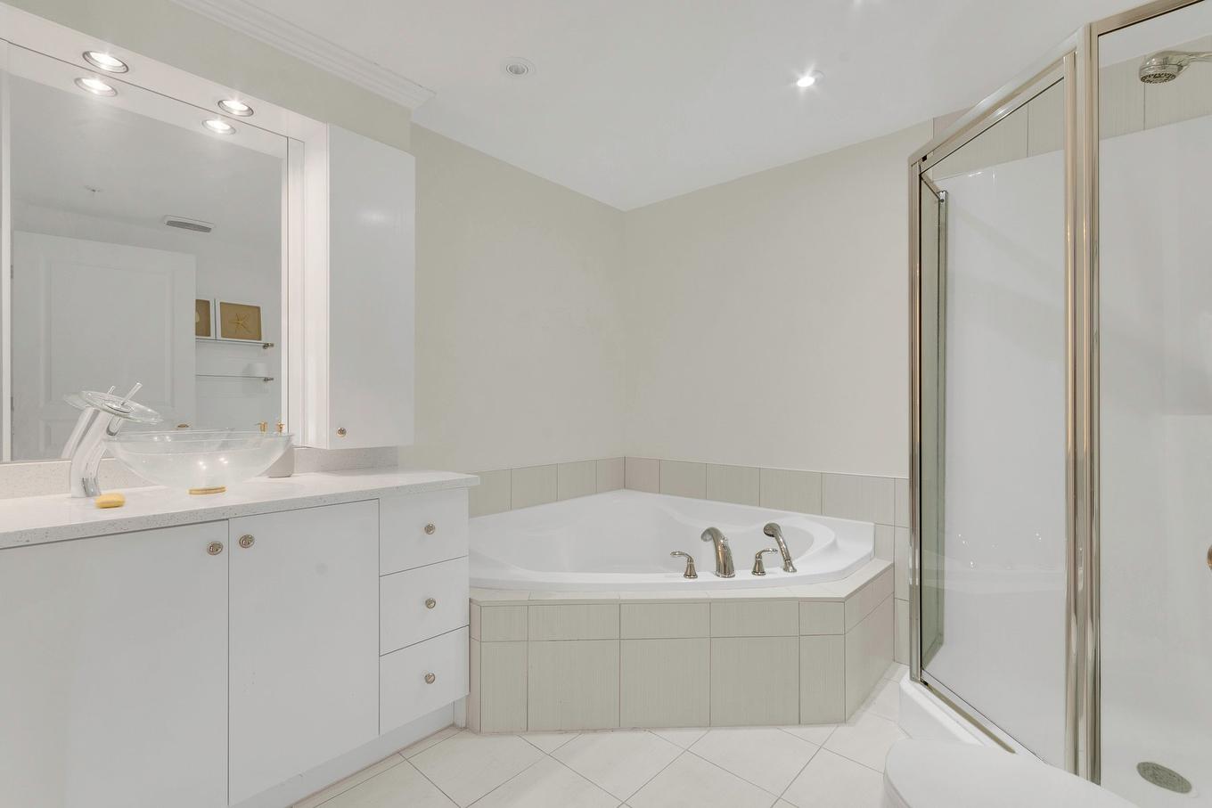 Salle de bains - 901-3330 Boul. Le Carrefour, Laval (Chomedey), QC - Indoor Photo Showing Bathroom