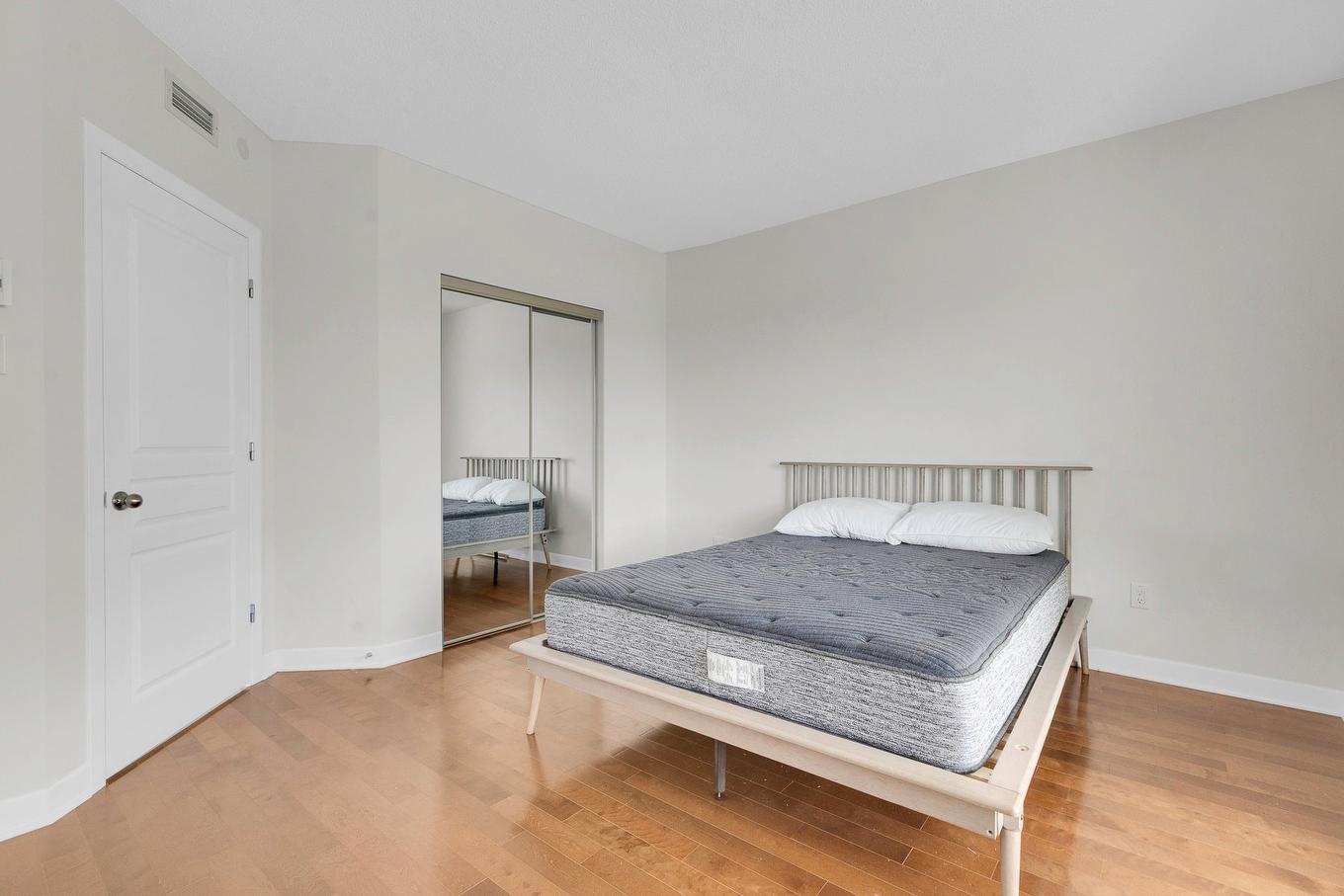 Chambre à coucher principale - 901-3330 Boul. Le Carrefour, Laval (Chomedey), QC - Indoor Photo Showing Bedroom