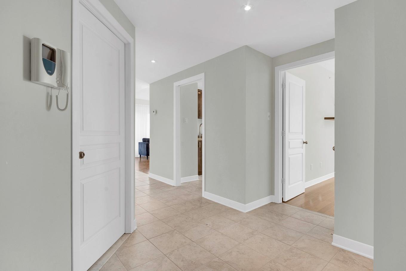 Hall d'entrée/Vestibule - 901-3330 Boul. Le Carrefour, Laval (Chomedey), QC - Indoor Photo Showing Other Room