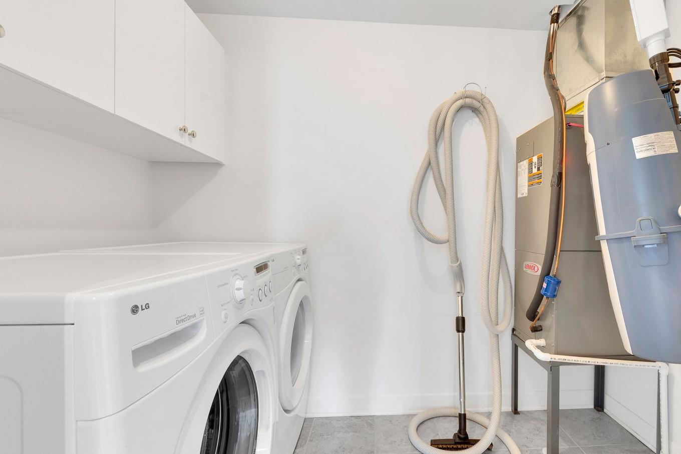 Salle de lavage - 901-3330 Boul. Le Carrefour, Laval (Chomedey), QC - Indoor Photo Showing Laundry Room