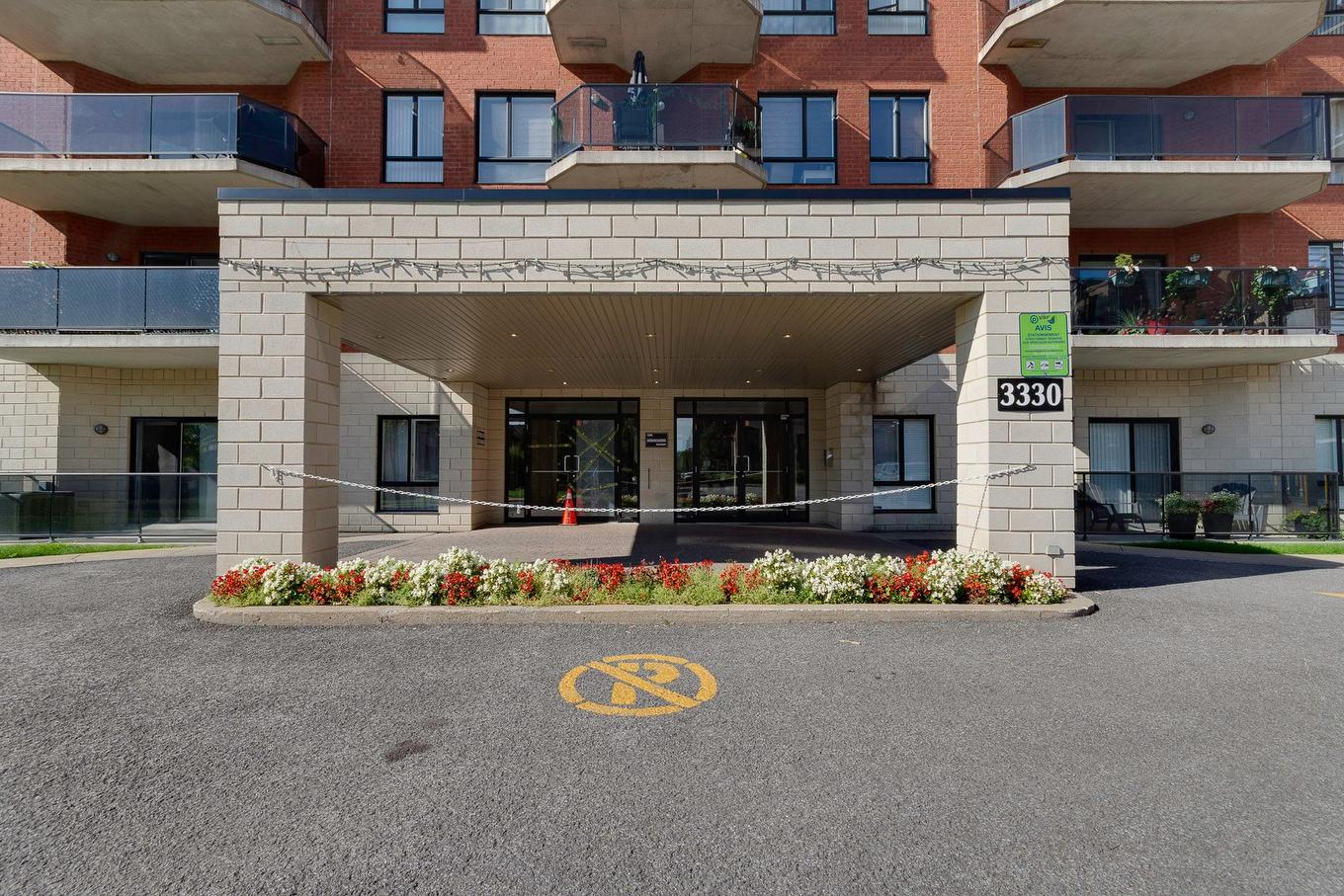 Hall d'entrée/Vestibule - 901-3330 Boul. Le Carrefour, Laval (Chomedey), QC - Outdoor