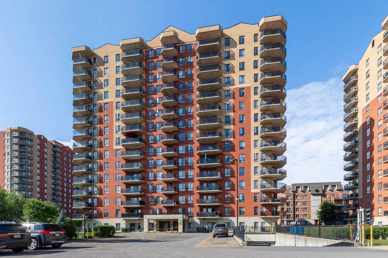 Vue d'ensemble - 901-3330 Boul. Le Carrefour, Laval (Chomedey), QC - Outdoor With Facade