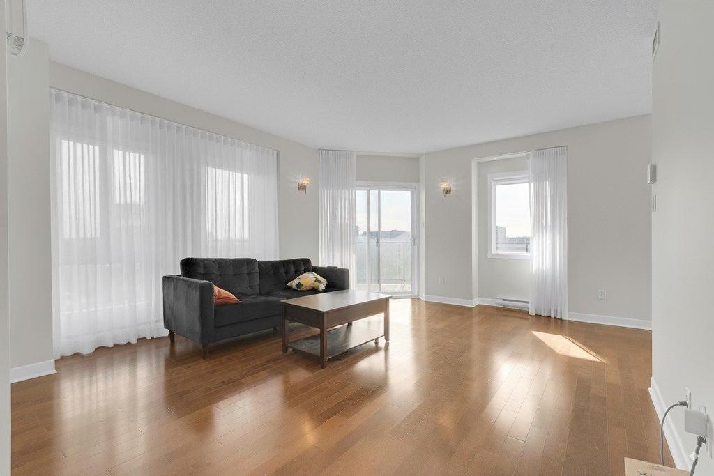 Salon - 901-3330 Boul. Le Carrefour, Laval (Chomedey), QC - Indoor Photo Showing Living Room