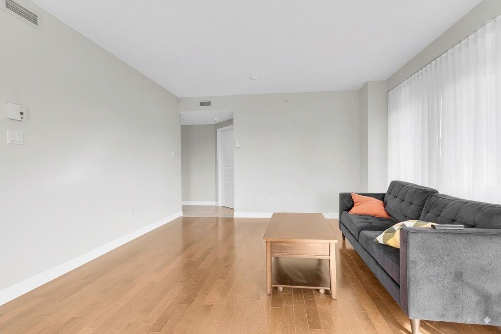 Salon - 901-3330 Boul. Le Carrefour, Laval (Chomedey), QC - Indoor