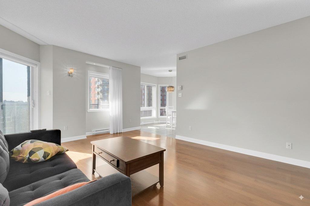 Salon - 901-3330 Boul. Le Carrefour, Laval (Chomedey), QC - Indoor Photo Showing Living Room