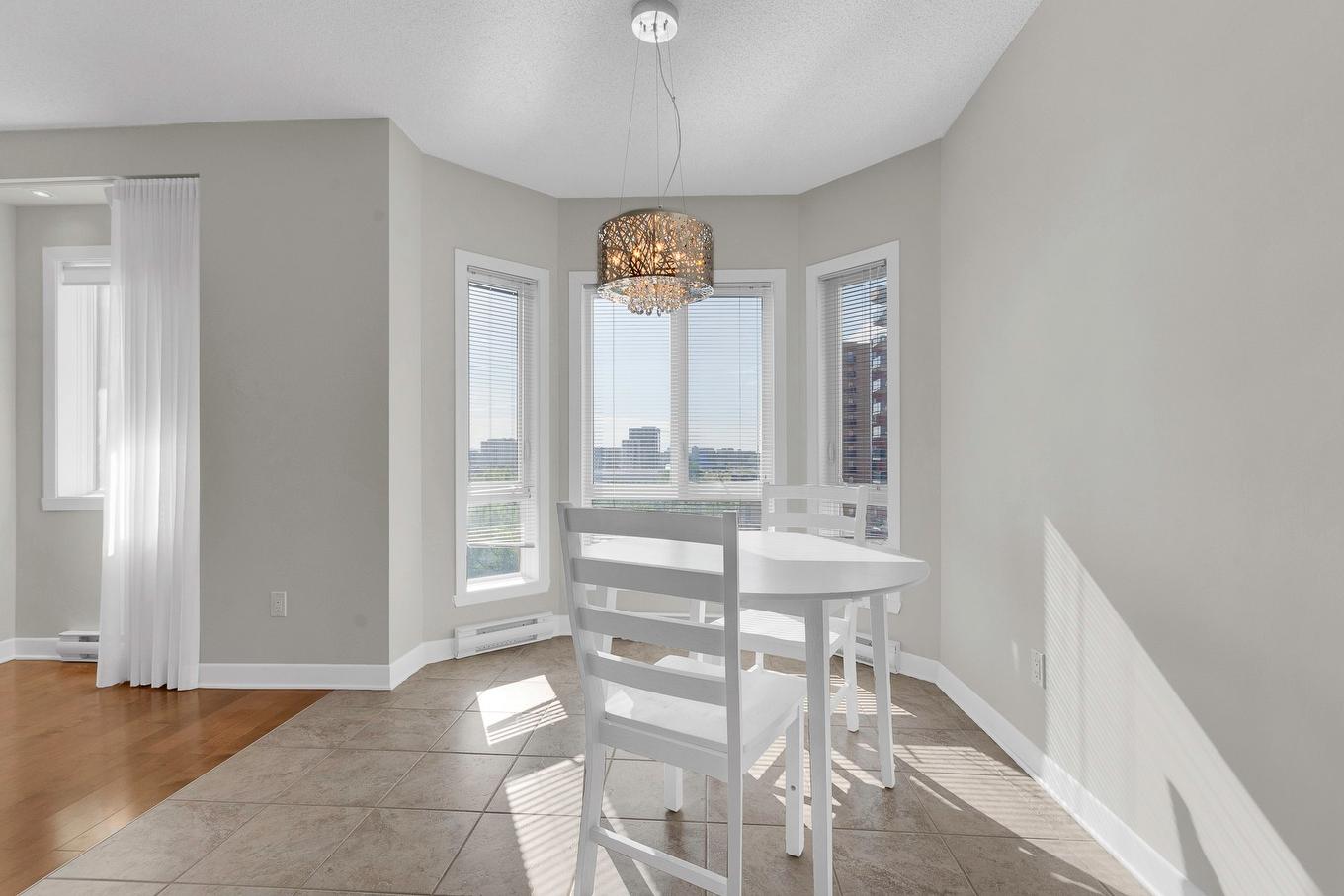 Salle à manger - 901-3330 Boul. Le Carrefour, Laval (Chomedey), QC - Indoor Photo Showing Other Room