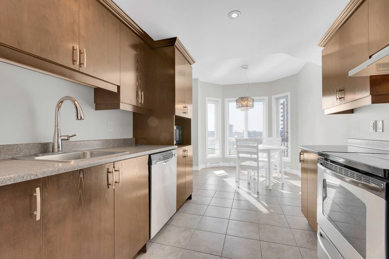 Cuisine - 901-3330 Boul. Le Carrefour, Laval (Chomedey), QC - Indoor Photo Showing Kitchen With Upgraded Kitchen