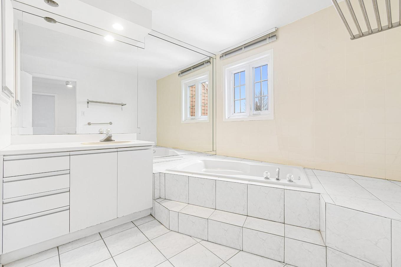 Salle de bains - 18113 Rue Rousson, Montréal (Pierrefonds-Roxboro), QC - Indoor Photo Showing Bathroom