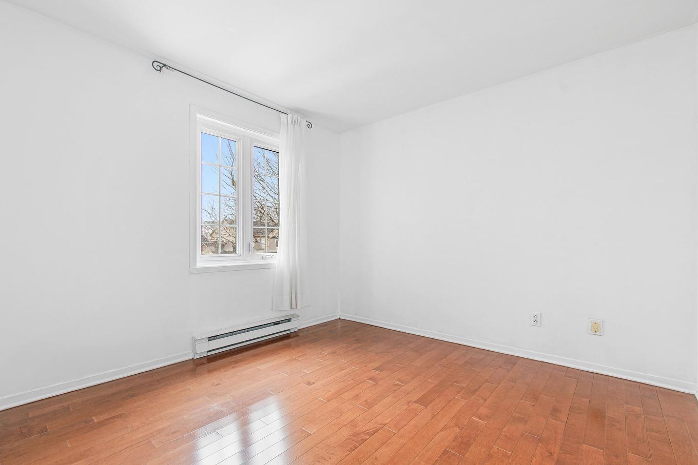 Chambre à coucher - 18113 Rue Rousson, Montréal (Pierrefonds-Roxboro), QC - Indoor Photo Showing Other Room