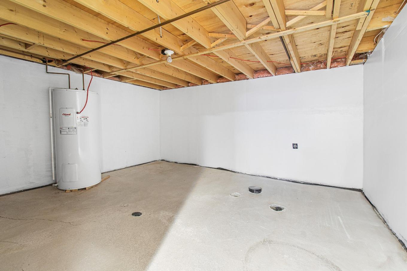 Rangement - 18113 Rue Rousson, Montréal (Pierrefonds-Roxboro), QC - Indoor Photo Showing Basement