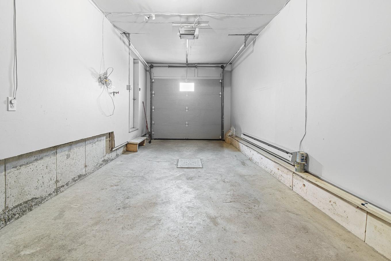 Garage - 18113 Rue Rousson, Montréal (Pierrefonds-Roxboro), QC - Indoor Photo Showing Garage