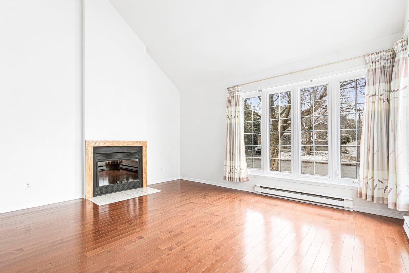 Salon - 18113 Rue Rousson, Montréal (Pierrefonds-Roxboro), QC - Indoor Photo Showing Living Room With Fireplace