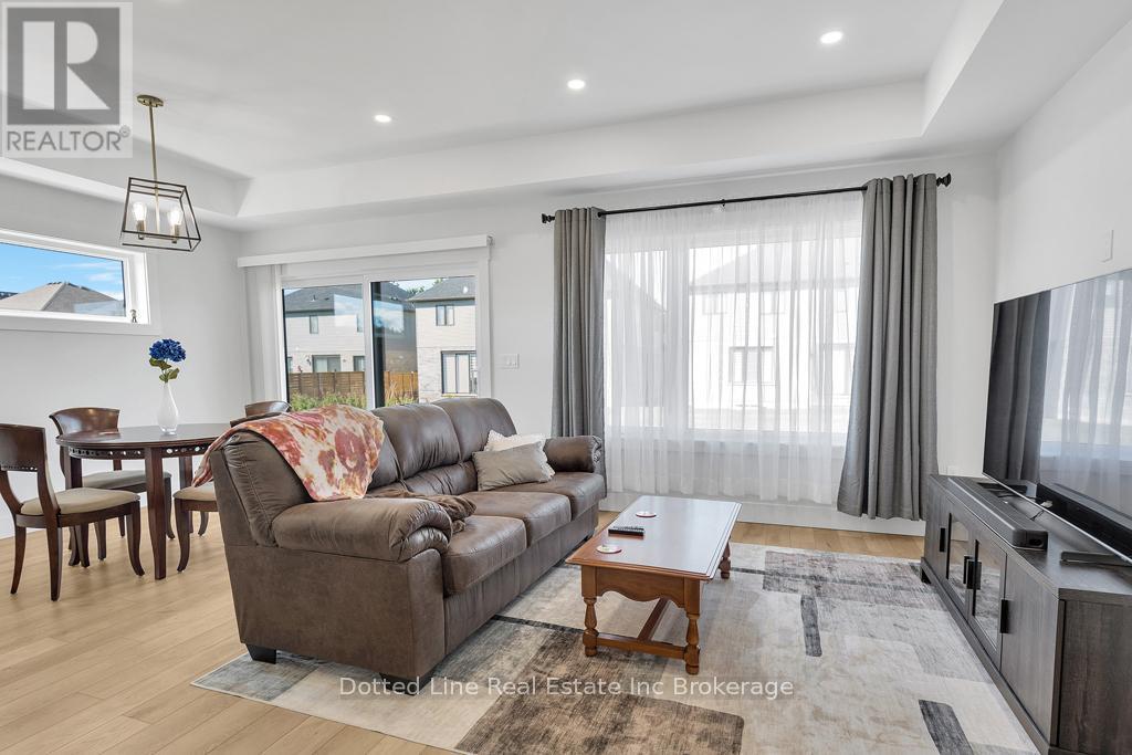 16 Walnut Drive, Tillsonburg, ON - Indoor Photo Showing Living Room