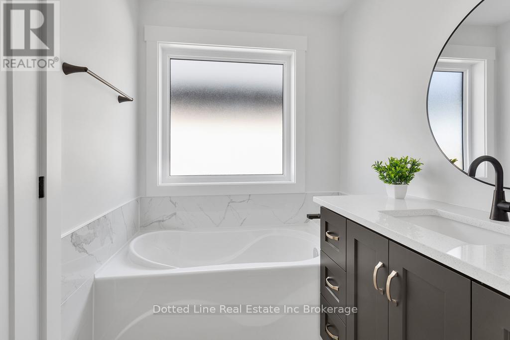 16 Walnut Drive, Tillsonburg, ON - Indoor Photo Showing Bathroom