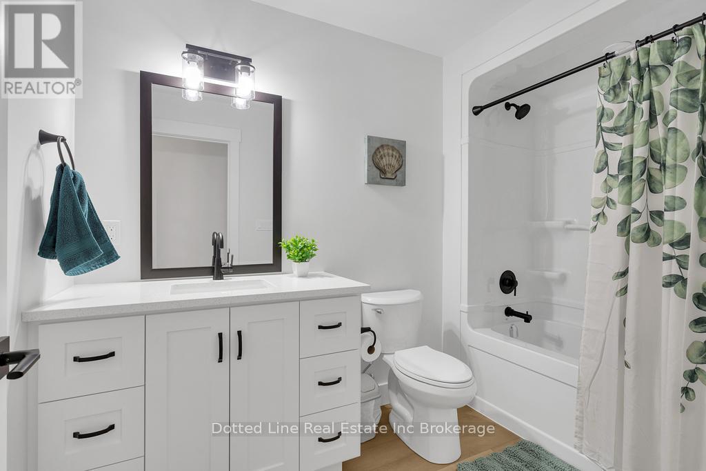 16 Walnut Drive, Tillsonburg, ON - Indoor Photo Showing Bathroom