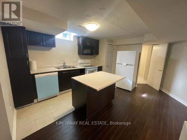 3194 World Series Court, Mississauga, ON - Indoor Photo Showing Kitchen With Double Sink