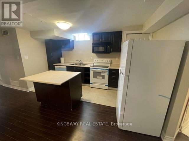 3194 World Series Court, Mississauga, ON - Indoor Photo Showing Kitchen