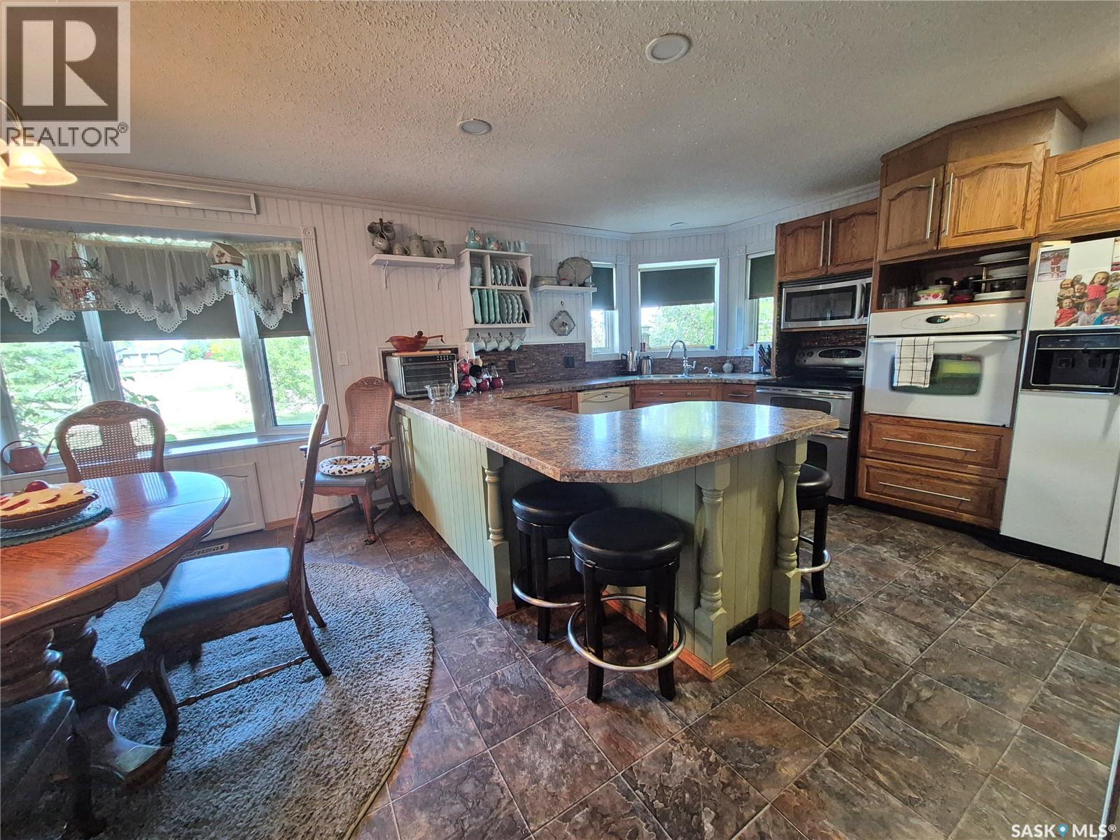 713 Railway Avenue, Midale, SK - Indoor Photo Showing Kitchen With Double Sink