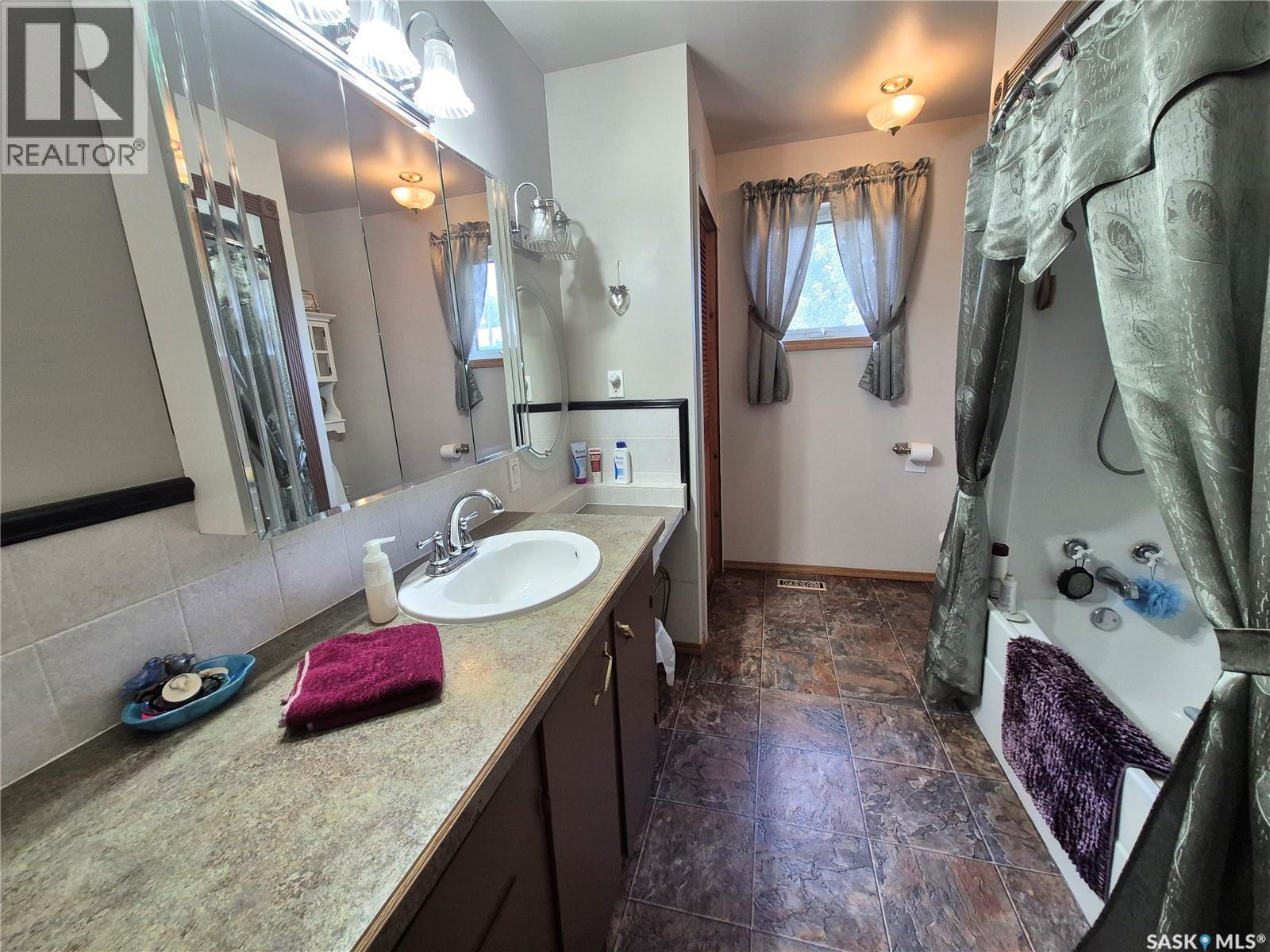 713 Railway Avenue, Midale, SK - Indoor Photo Showing Bathroom