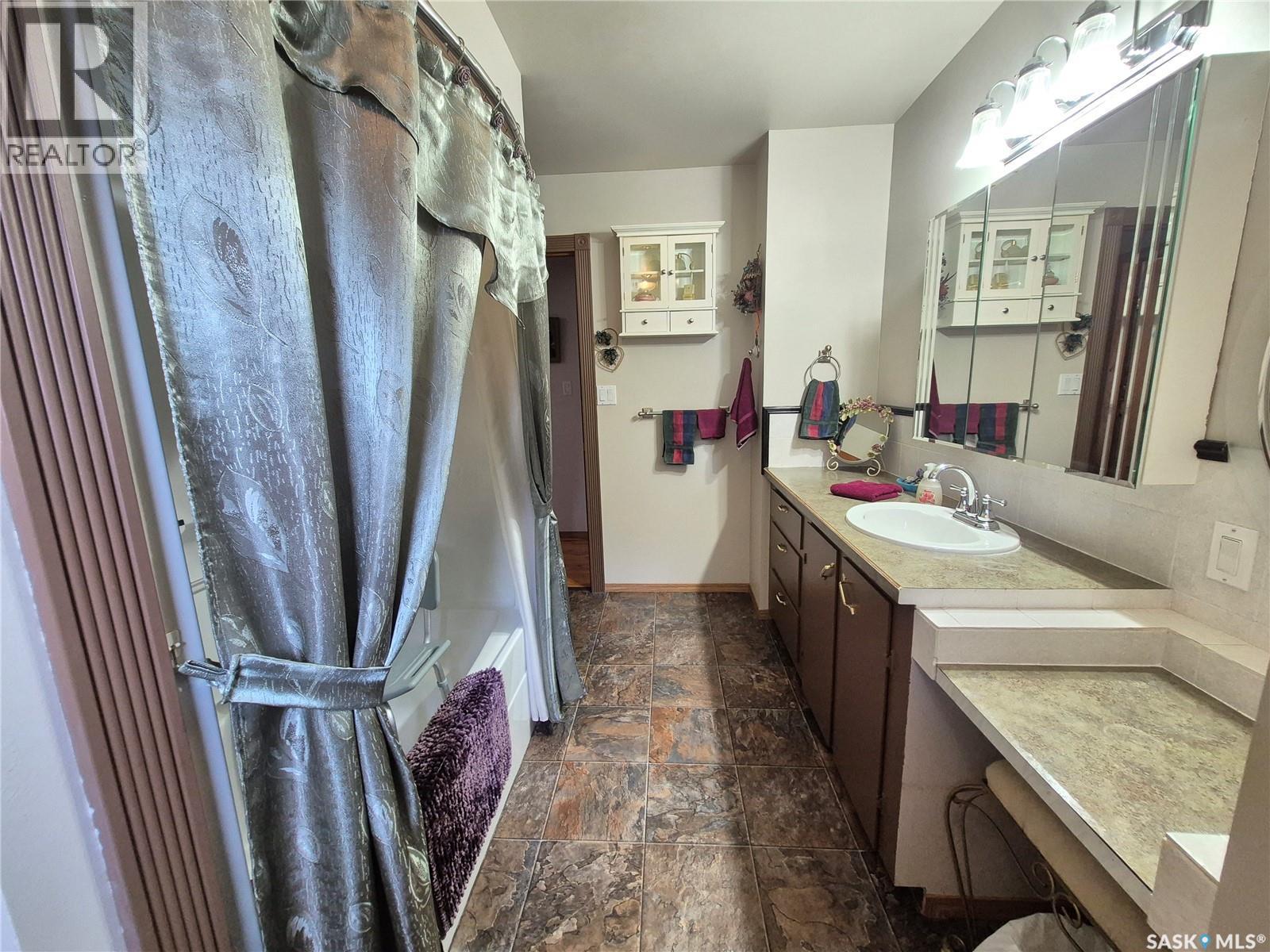 713 Railway Avenue, Midale, SK - Indoor Photo Showing Bathroom