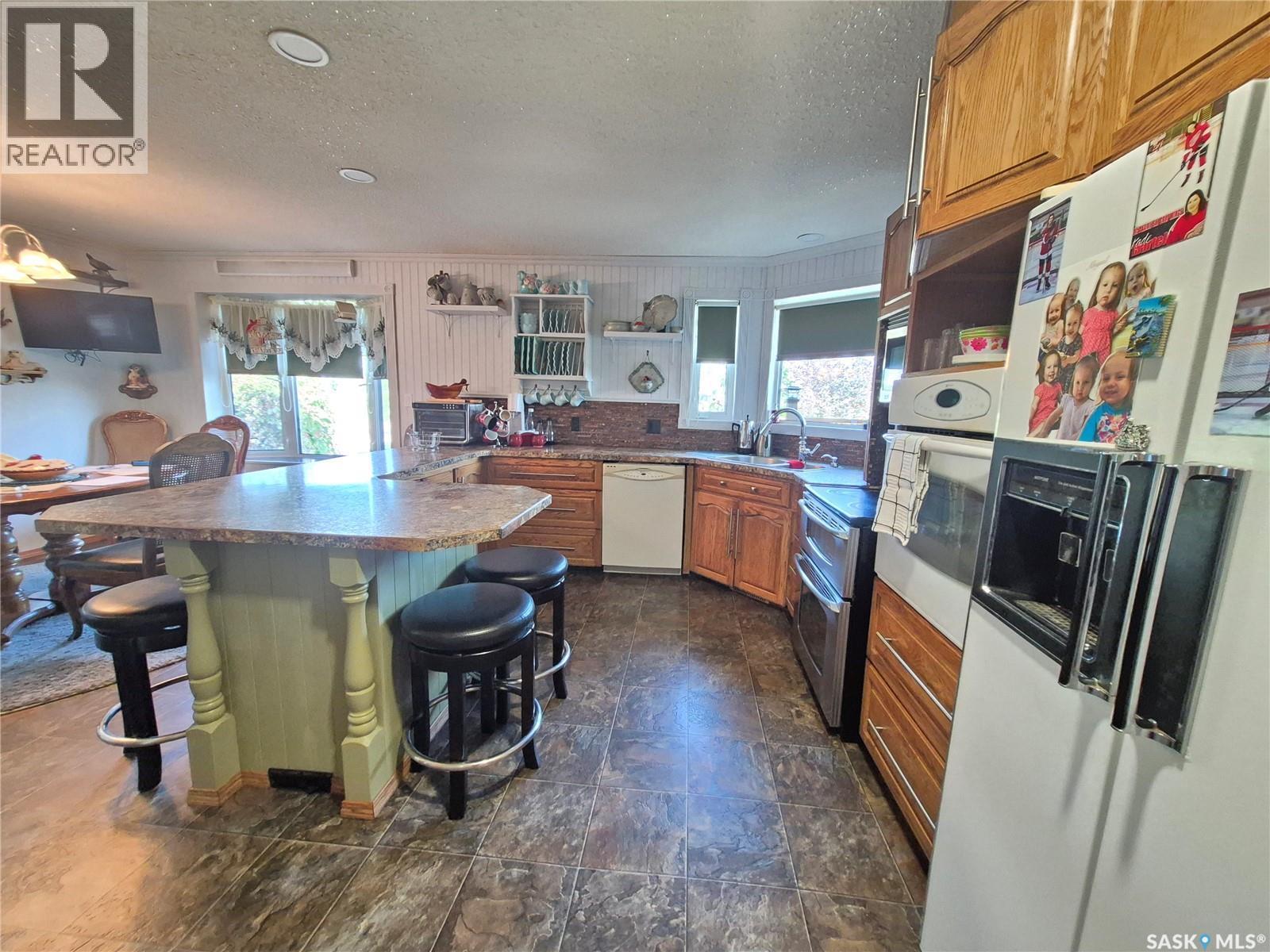 713 Railway Avenue, Midale, SK - Indoor Photo Showing Kitchen