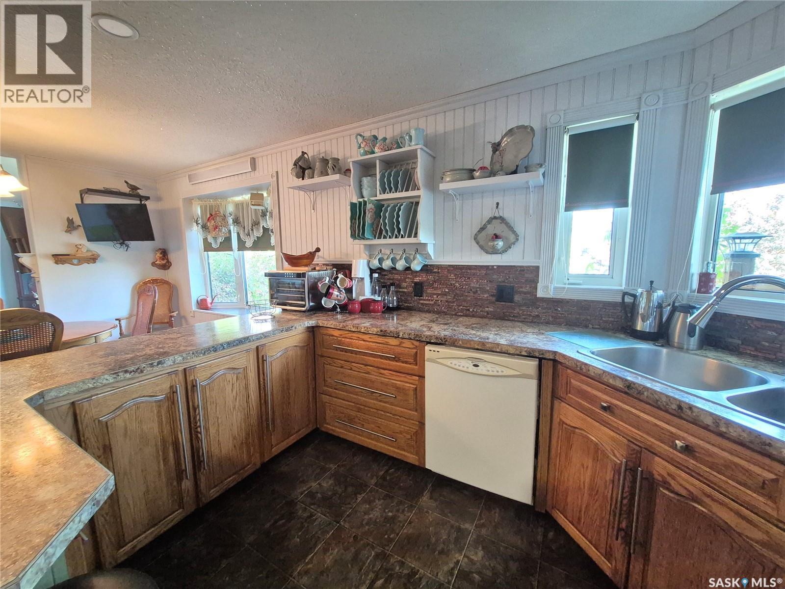 713 Railway Avenue, Midale, SK - Indoor Photo Showing Kitchen With Double Sink