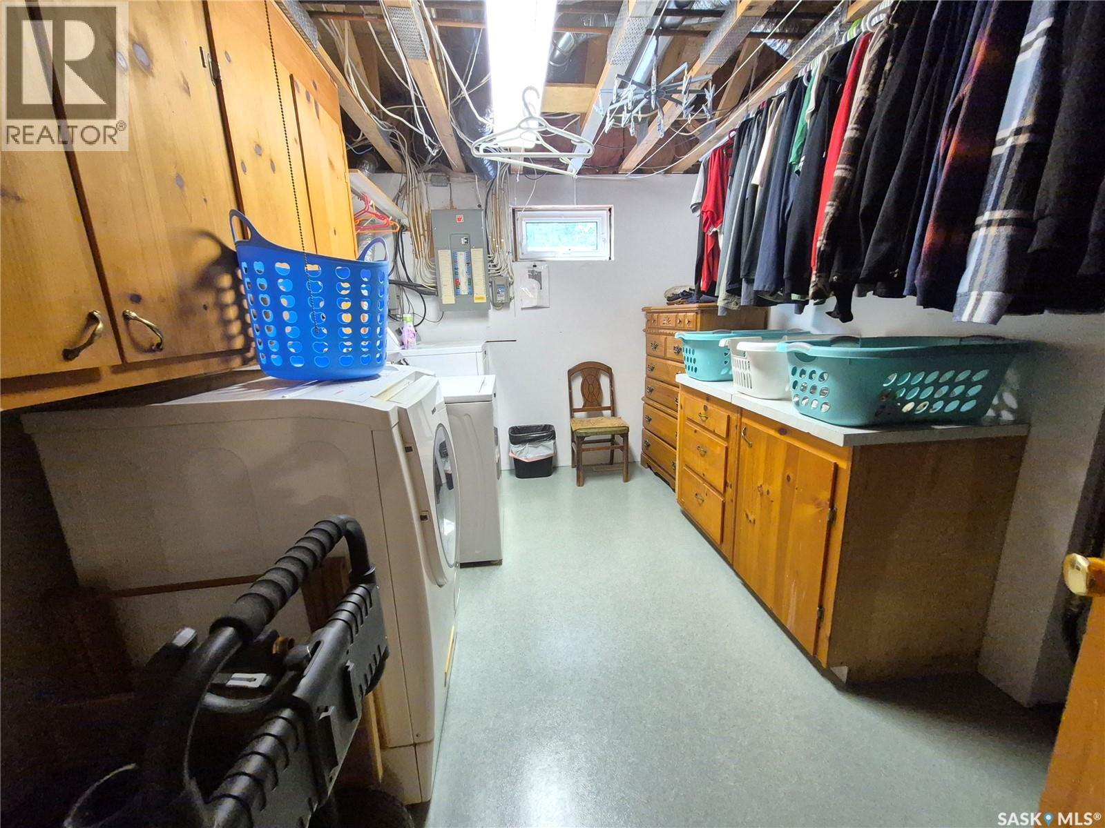 713 Railway Avenue, Midale, SK - Indoor Photo Showing Laundry Room