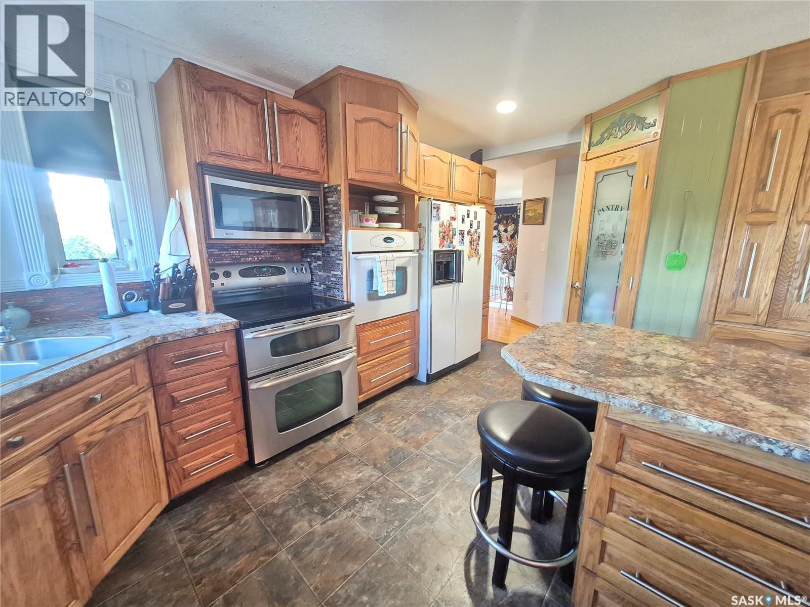 713 Railway Avenue, Midale, SK - Indoor Photo Showing Kitchen