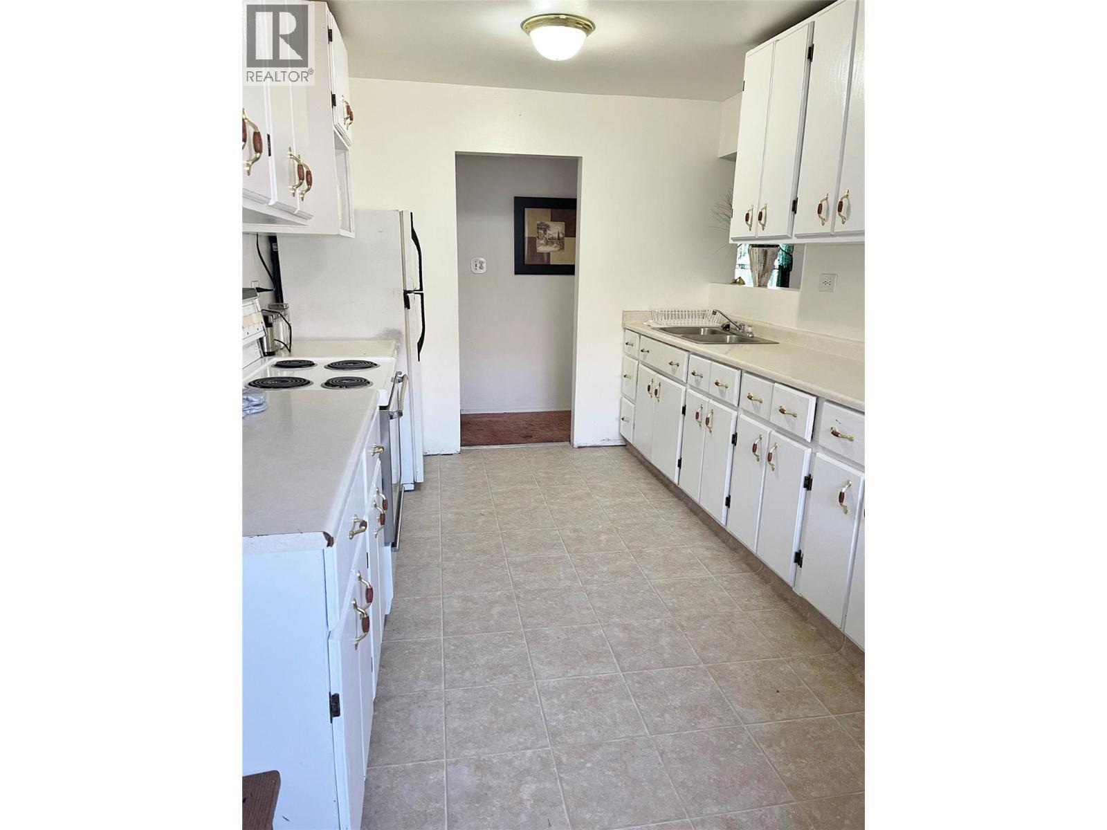 222 - 224 Van Horne Street S, Cranbrook, BC - Indoor Photo Showing Kitchen With Double Sink
