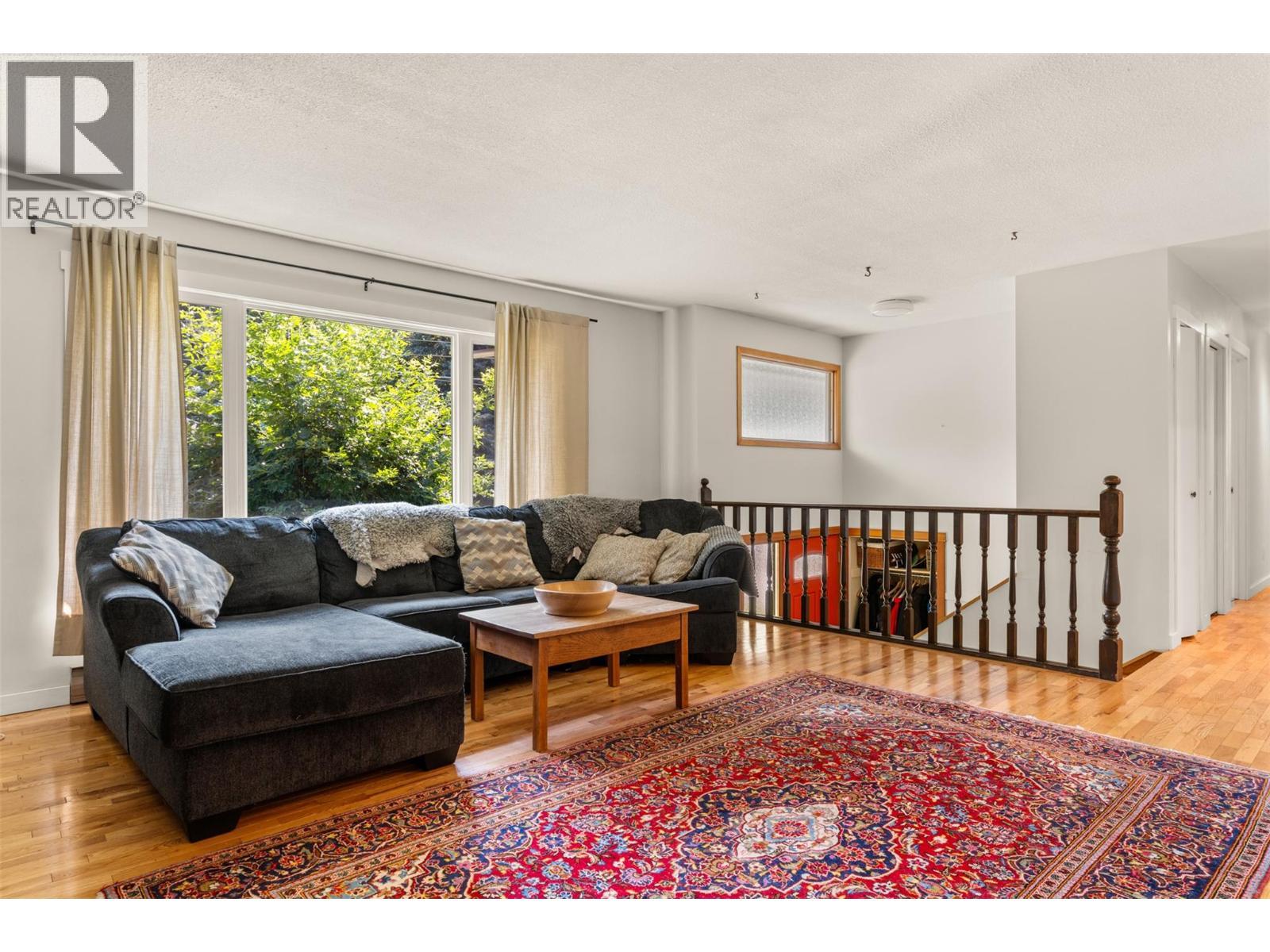 1637 Birch Drive, Revelstoke, BC - Indoor Photo Showing Living Room