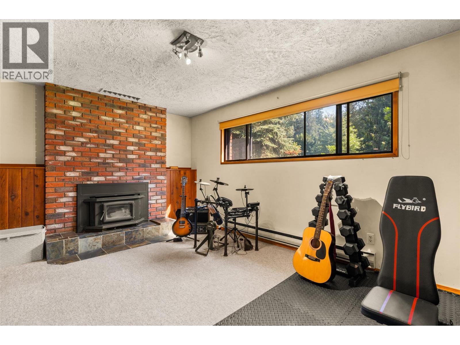 1637 Birch Drive, Revelstoke, BC - Indoor With Fireplace