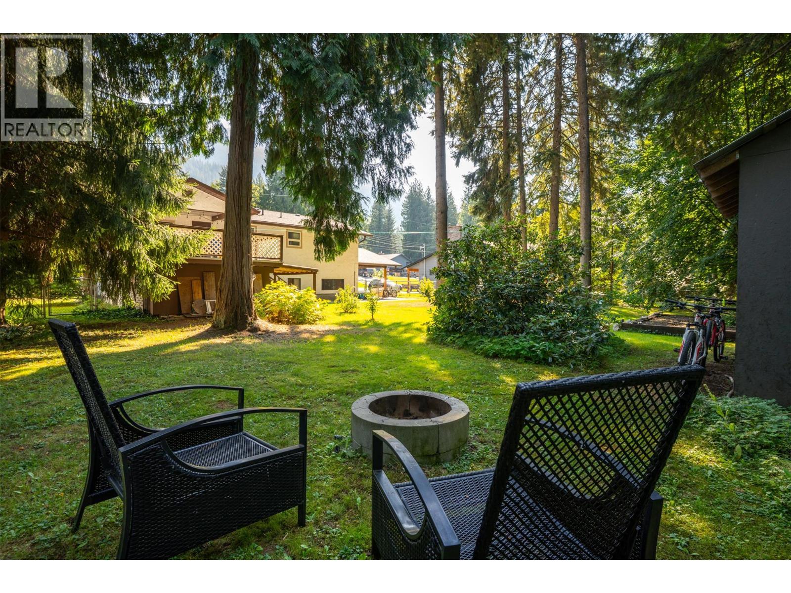 1637 Birch Drive, Revelstoke, BC - Outdoor With Backyard