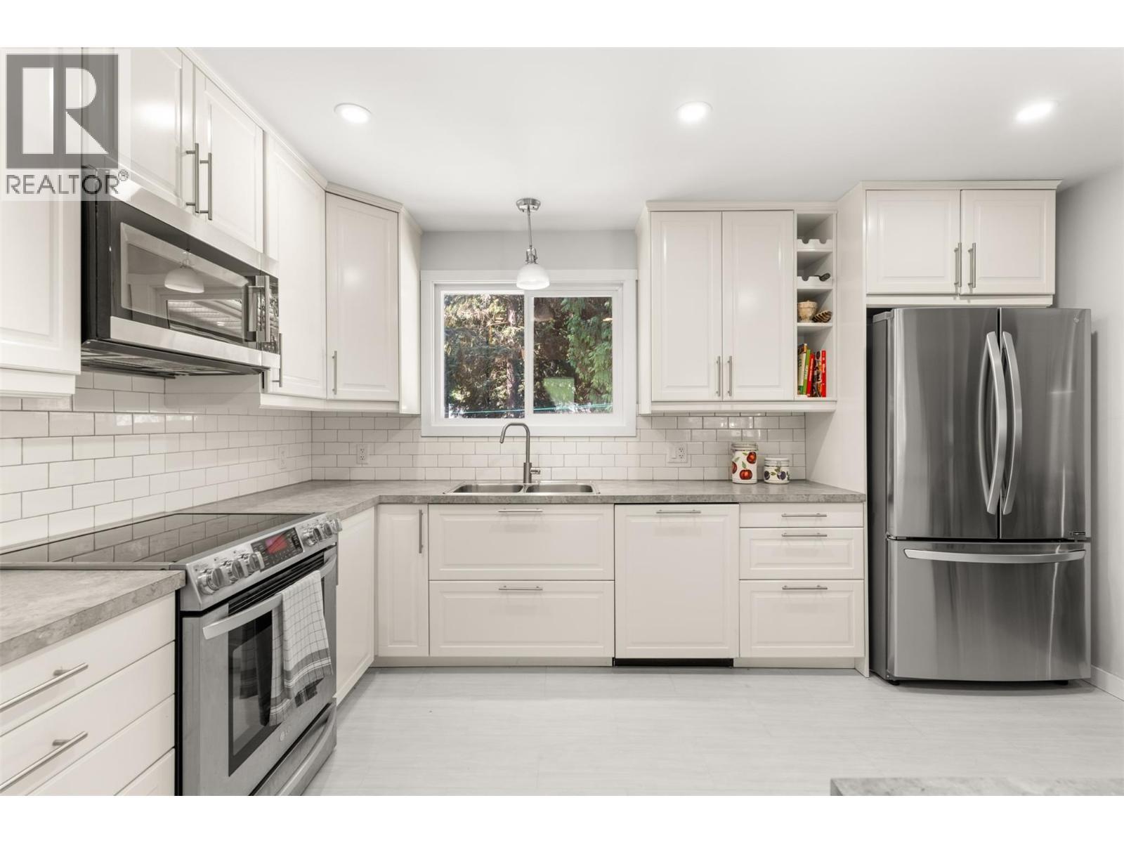 1637 Birch Drive, Revelstoke, BC - Indoor Photo Showing Kitchen With Double Sink With Upgraded Kitchen