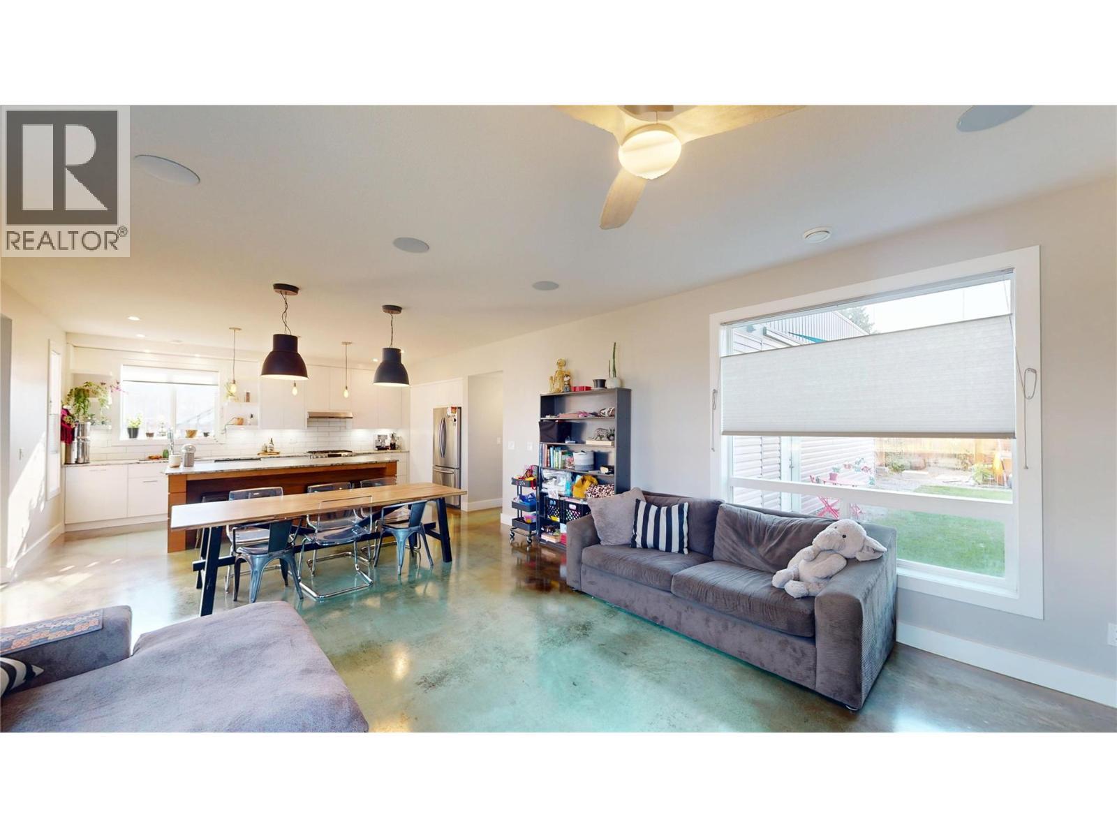 1605 4Th Street N, Cranbrook, BC - Indoor Photo Showing Living Room